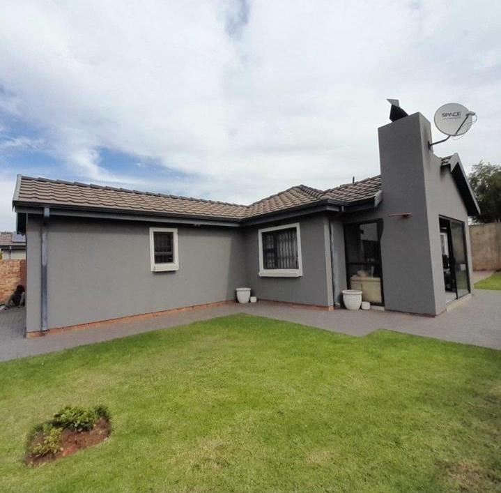 3 Bedroom Property for Sale in Clayville Gauteng