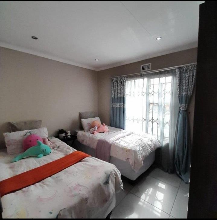 3 Bedroom Property for Sale in Clayville Gauteng