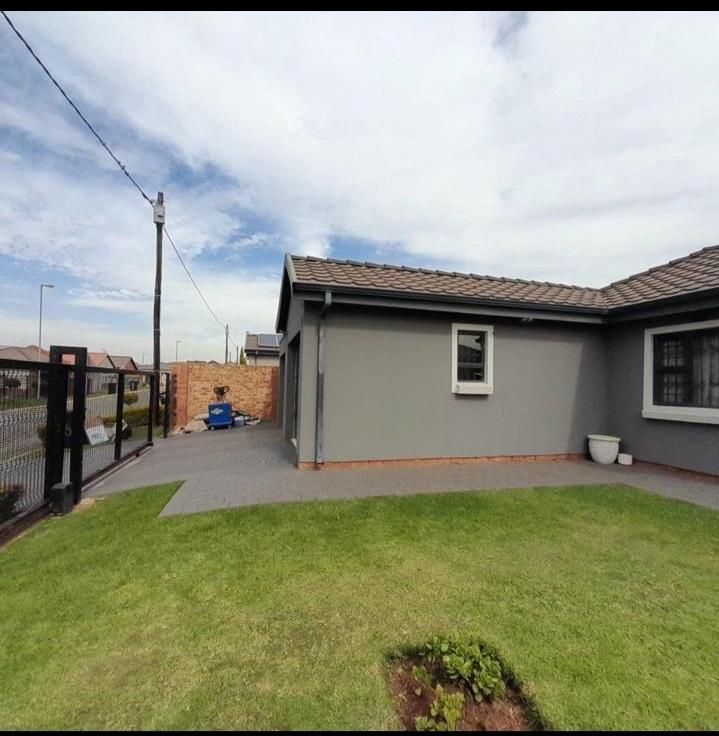 3 Bedroom Property for Sale in Clayville Gauteng