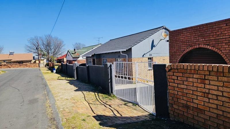3 Bedroom Property for Sale in Newclare Gauteng