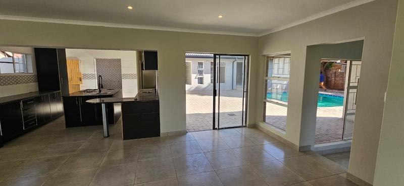 To Let 4 Bedroom Property for Rent in Florauna Gauteng