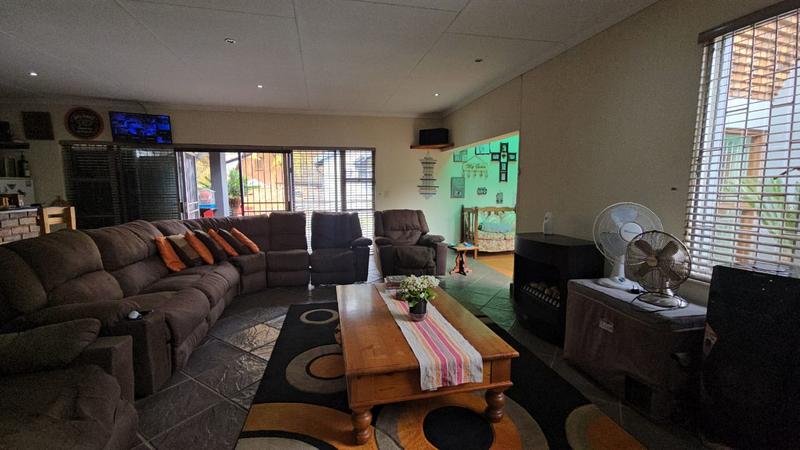 5 Bedroom Property for Sale in Karenpark Gauteng