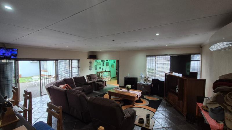 5 Bedroom Property for Sale in Karenpark Gauteng