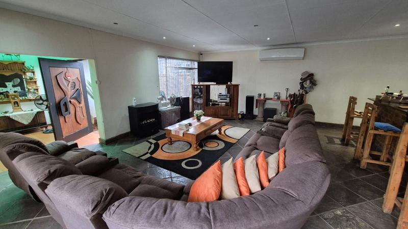 5 Bedroom Property for Sale in Karenpark Gauteng