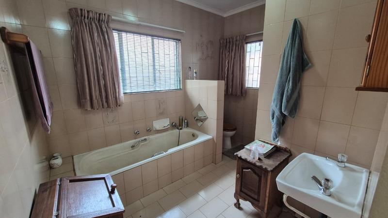 5 Bedroom Property for Sale in Karenpark Gauteng