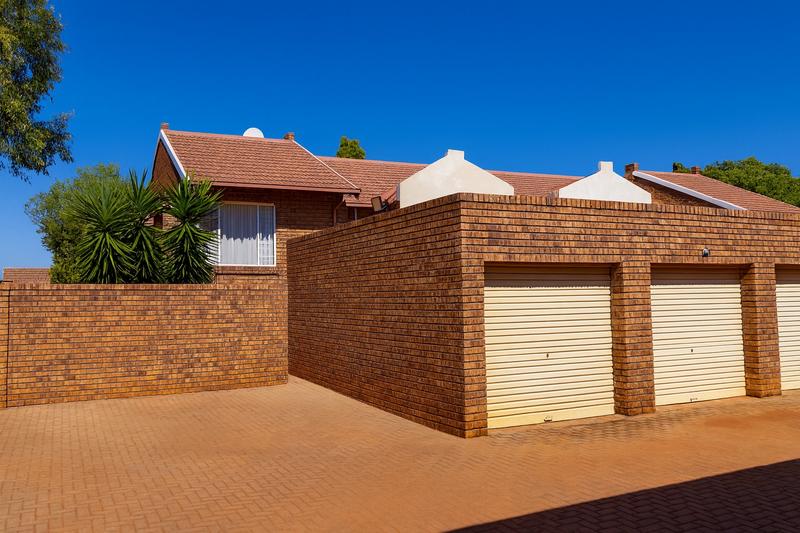 2 Bedroom Property for Sale in Faerie Glen Gauteng