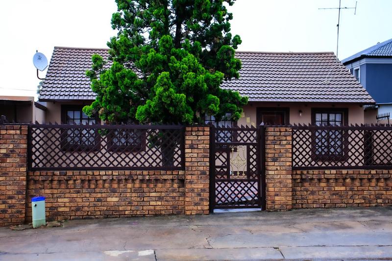 To Let 3 Bedroom Property for Rent in Elandspoort Gauteng