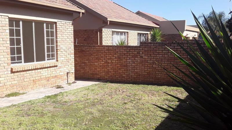 2 Bedroom Property for Sale in Amberfield Crest Estate Gauteng