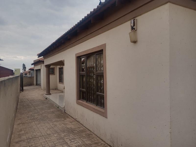 4 Bedroom Property for Sale in Windmill Park Gauteng