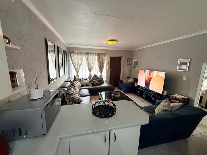 To Let 2 Bedroom Property for Rent in Glen Marais Gauteng
