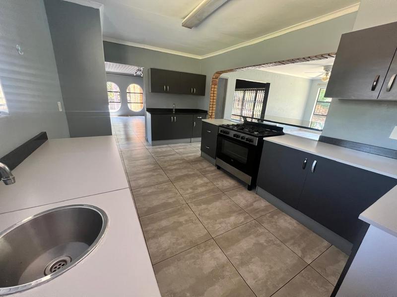 4 Bedroom Property for Sale in Sonneveld Gauteng