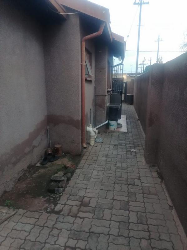 2 Bedroom Property for Sale in Zonkezizwe Gauteng