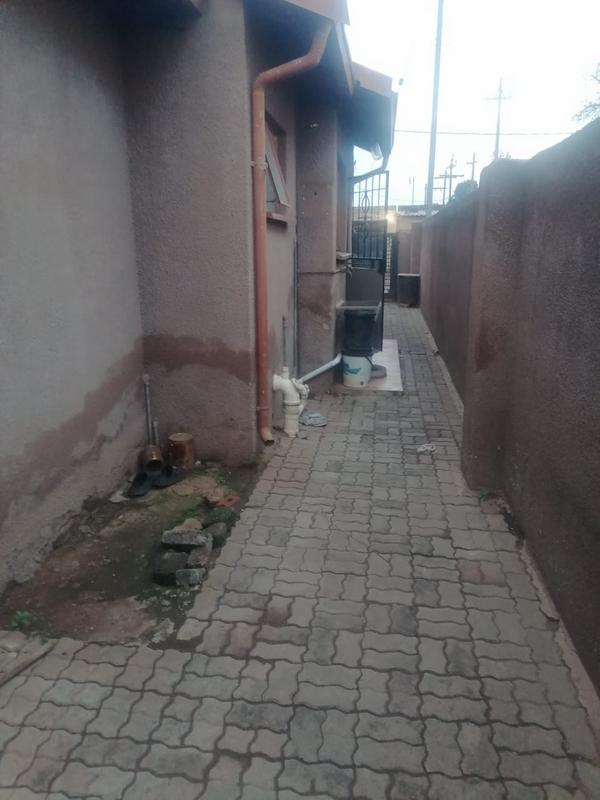 2 Bedroom Property for Sale in Zonkezizwe Gauteng