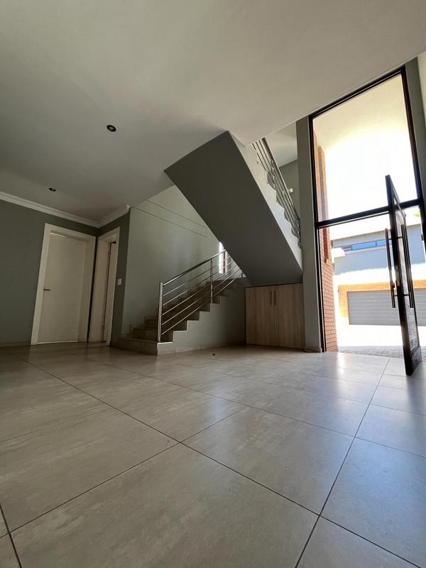 To Let 5 Bedroom Property for Rent in Waterkloof Ridge Gauteng