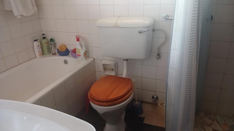 5 Bedroom Property for Sale in Clayville Gauteng