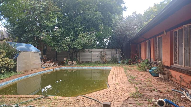 5 Bedroom Property for Sale in Clayville Gauteng