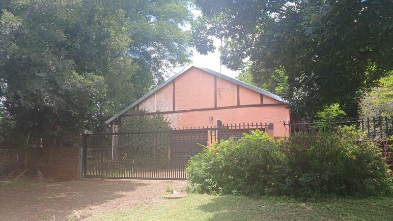 5 Bedroom Property for Sale in Clayville Gauteng