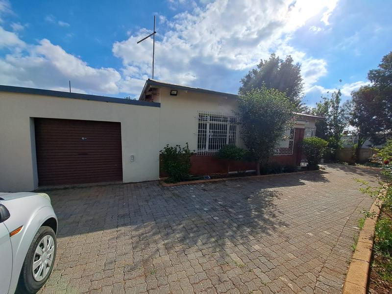 To Let 3 Bedroom Property for Rent in Florida Gauteng