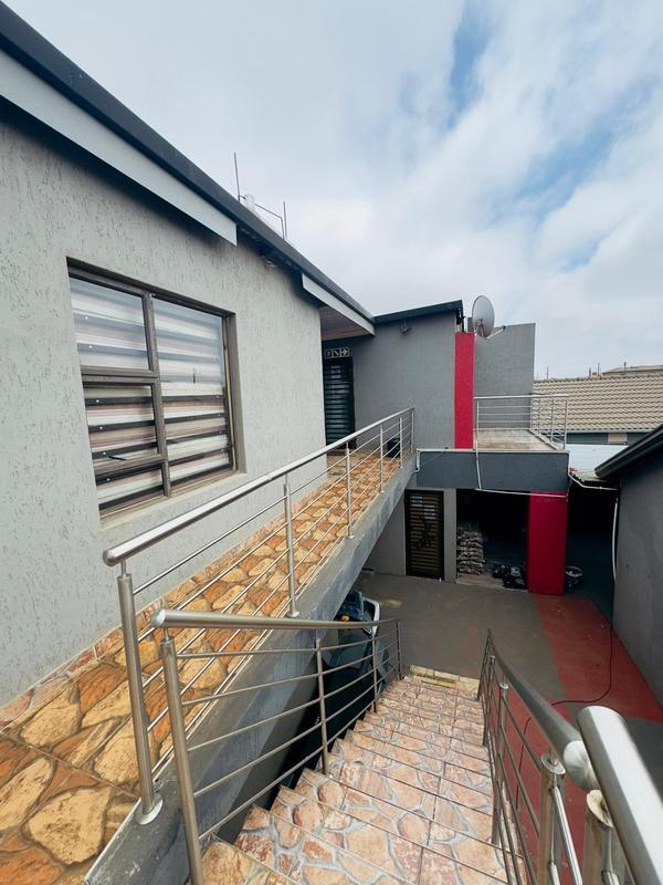 5 Bedroom Property for Sale in Protea Glen Gauteng