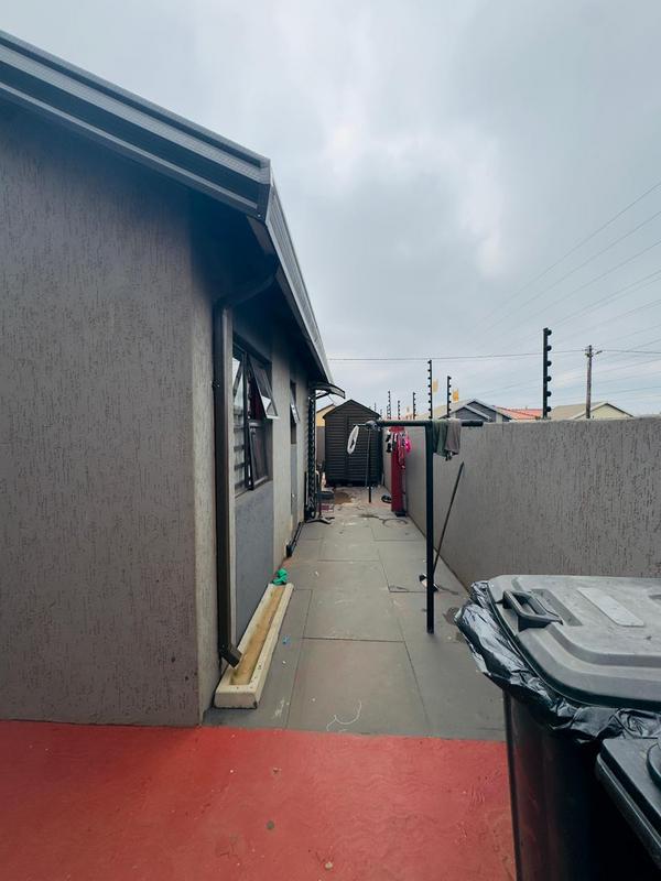 5 Bedroom Property for Sale in Protea Glen Gauteng