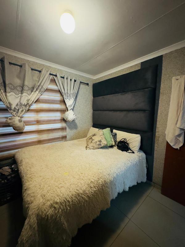 5 Bedroom Property for Sale in Protea Glen Gauteng