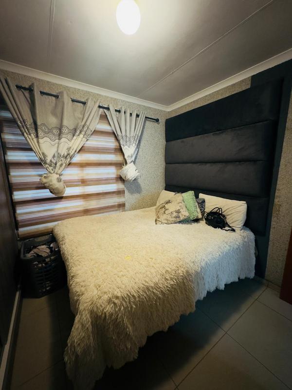 5 Bedroom Property for Sale in Protea Glen Gauteng