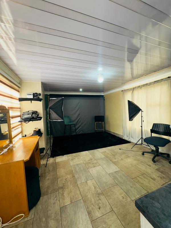 5 Bedroom Property for Sale in Protea Glen Gauteng