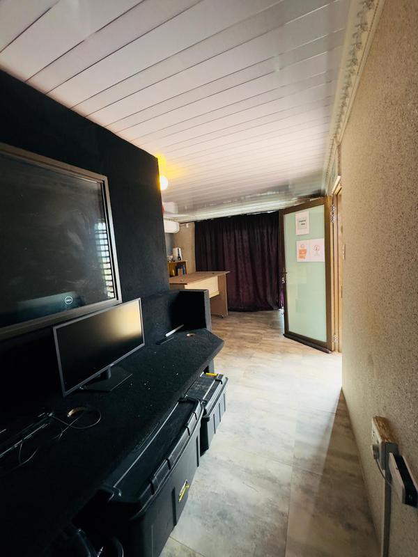 5 Bedroom Property for Sale in Protea Glen Gauteng