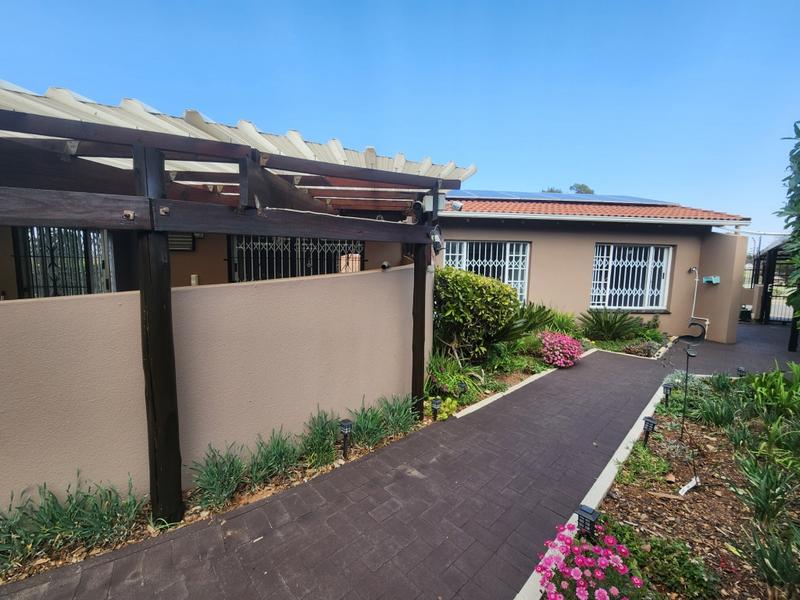 To Let 2 Bedroom Property for Rent in Sundowner Gauteng