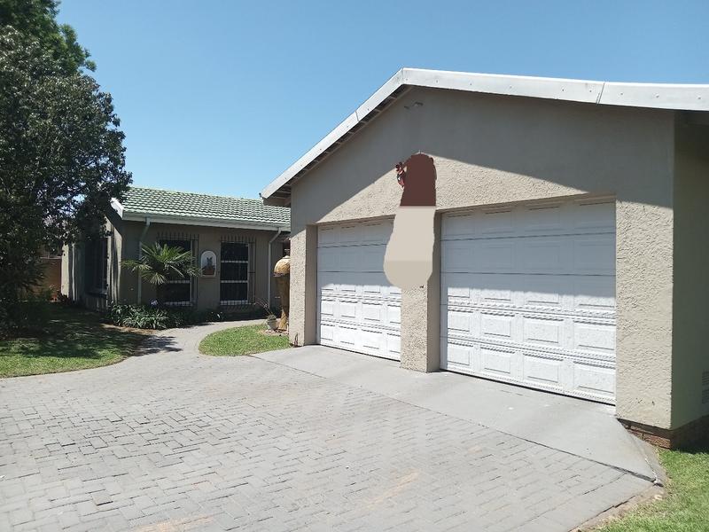 4 Bedroom Property for Sale in Helikonpark Gauteng