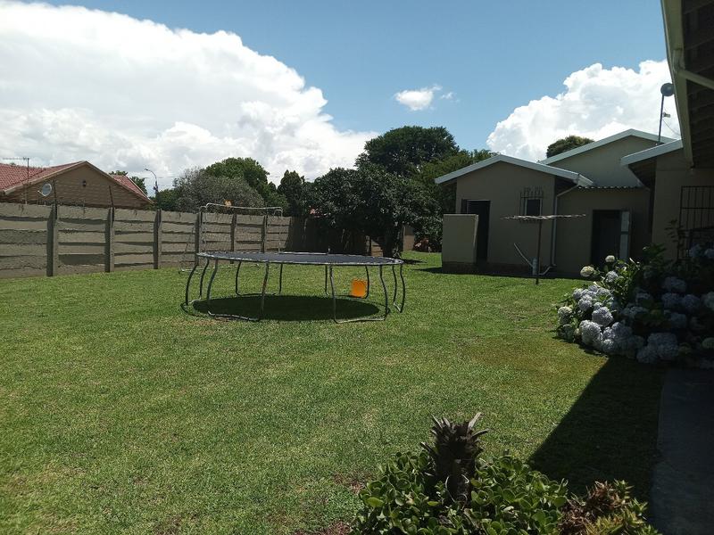 4 Bedroom Property for Sale in Helikonpark Gauteng