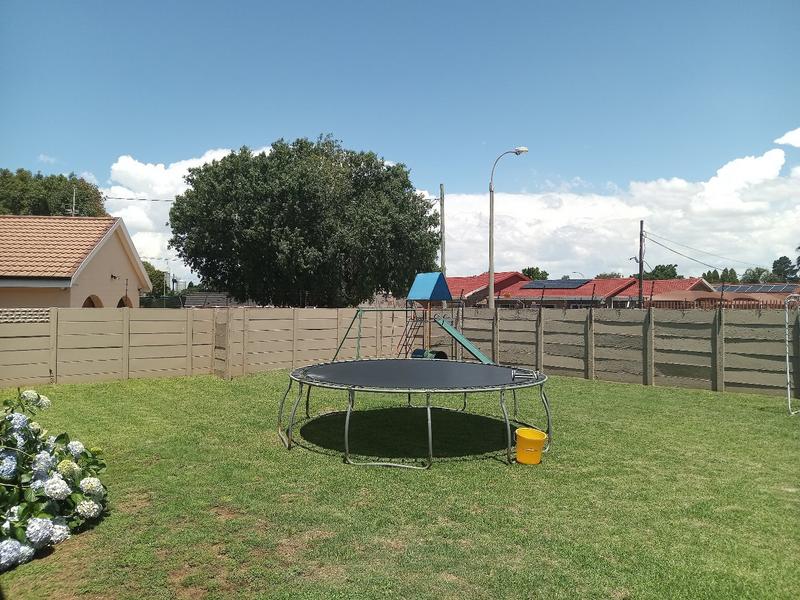 4 Bedroom Property for Sale in Helikonpark Gauteng