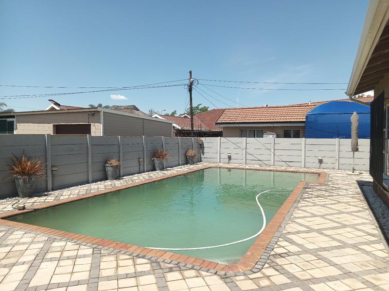 4 Bedroom Property for Sale in Helikonpark Gauteng