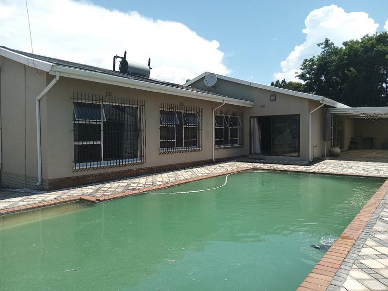 4 Bedroom Property for Sale in Helikonpark Gauteng
