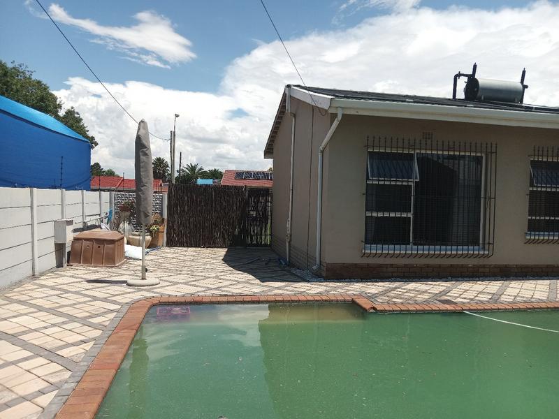 4 Bedroom Property for Sale in Helikonpark Gauteng