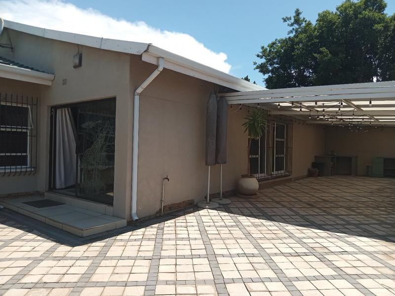 4 Bedroom Property for Sale in Helikonpark Gauteng