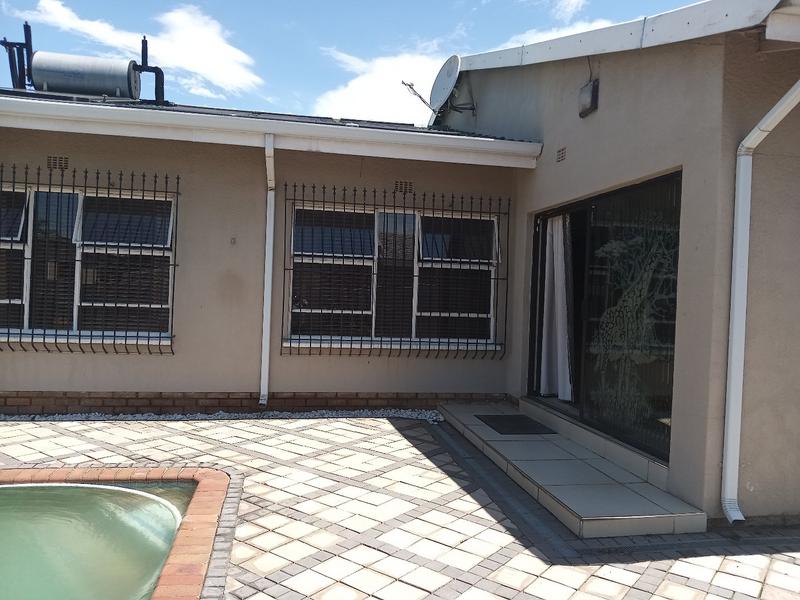 4 Bedroom Property for Sale in Helikonpark Gauteng