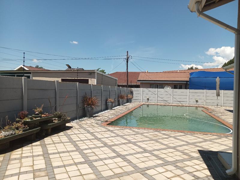 4 Bedroom Property for Sale in Helikonpark Gauteng