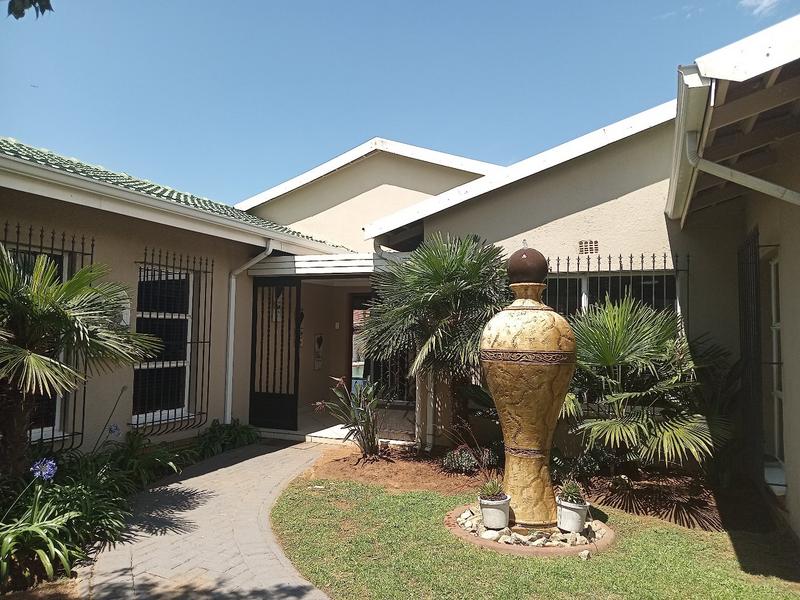 4 Bedroom Property for Sale in Helikonpark Gauteng