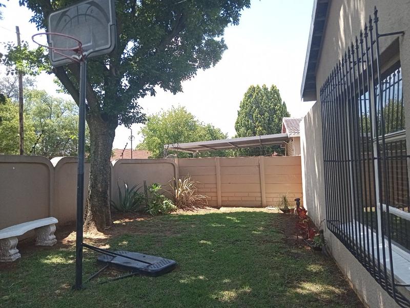 4 Bedroom Property for Sale in Helikonpark Gauteng