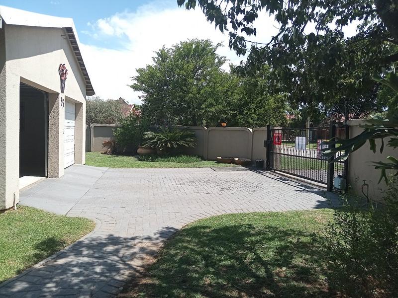 4 Bedroom Property for Sale in Helikonpark Gauteng