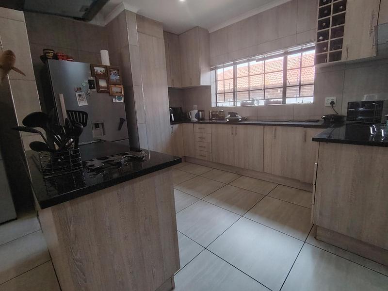 To Let 5 Bedroom Property for Rent in Wierda Park Gauteng