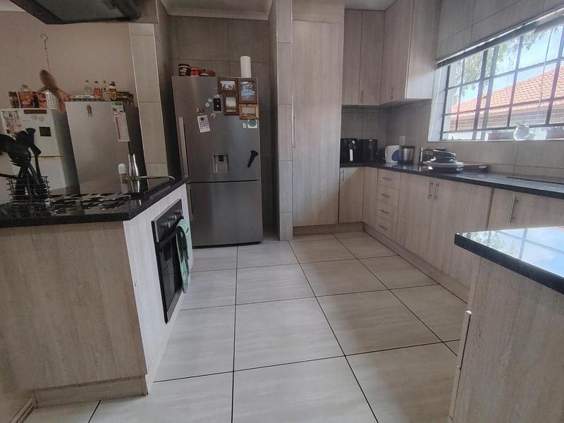 To Let 5 Bedroom Property for Rent in Wierda Park Gauteng