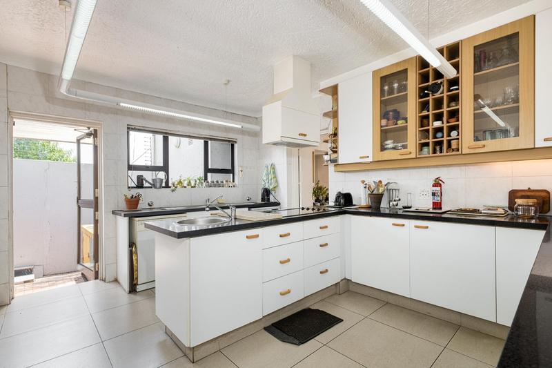 5 Bedroom Property for Sale in Benmore Gardens Gauteng