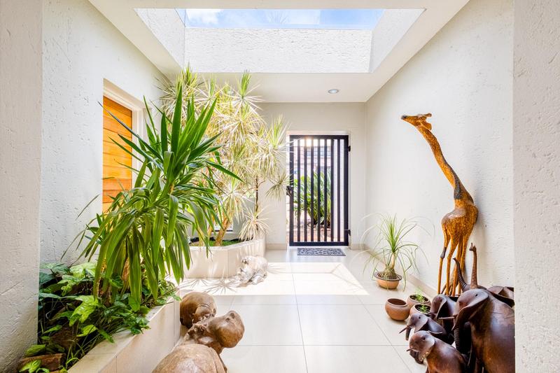 5 Bedroom Property for Sale in Benmore Gardens Gauteng