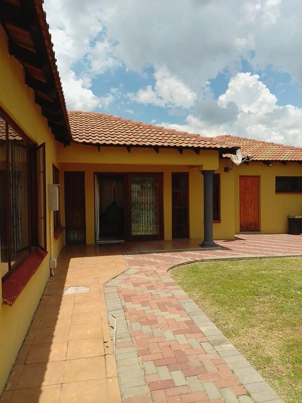 4 Bedroom Property for Sale in Karenpark Gauteng