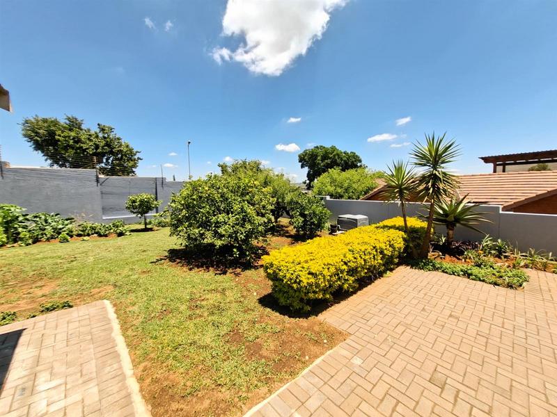 5 Bedroom Property for Sale in Eldoraigne Gauteng