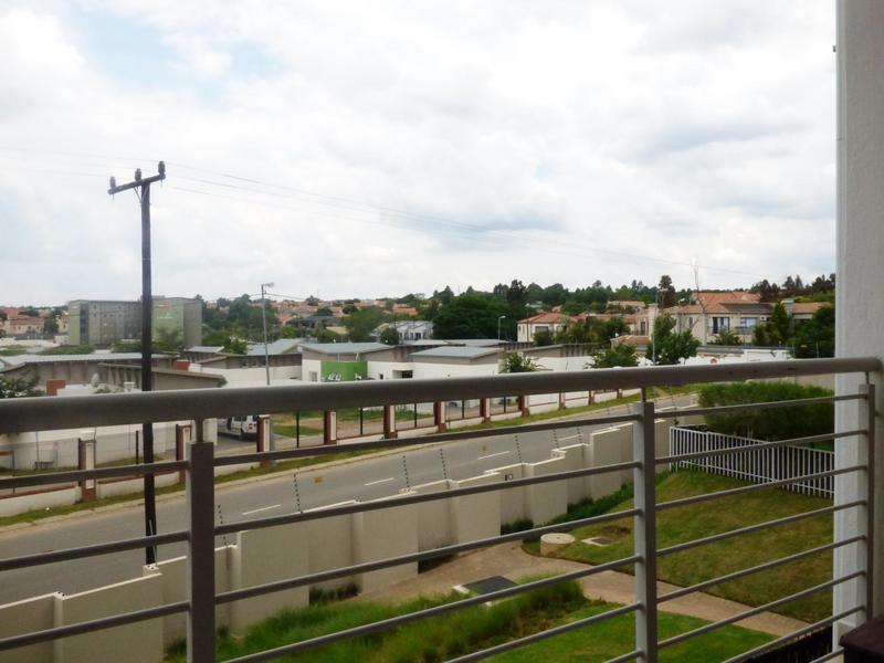 To Let 2 Bedroom Property for Rent in Broadacres Gauteng