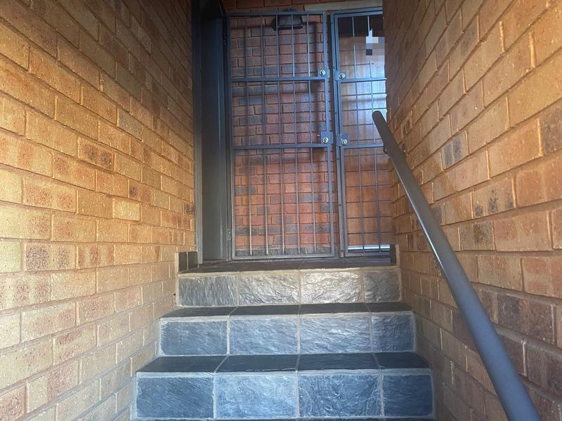 2 Bedroom Property for Sale in Olifantsvlei Gauteng