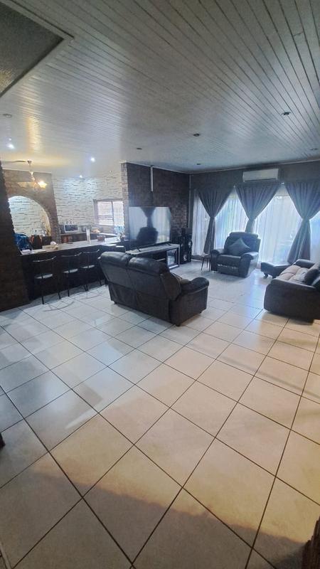 To Let 4 Bedroom Property for Rent in Petersfield Gauteng